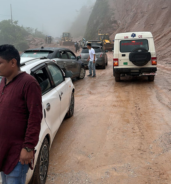 पहिरोले पृथ्वीराजमार्ग अवरुद्ध